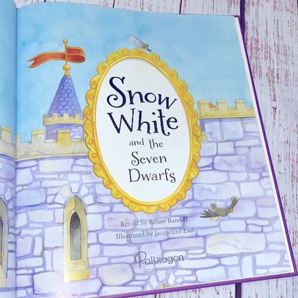 Snow White & The Seven Dwarfs kids book - Picture 5 of 13